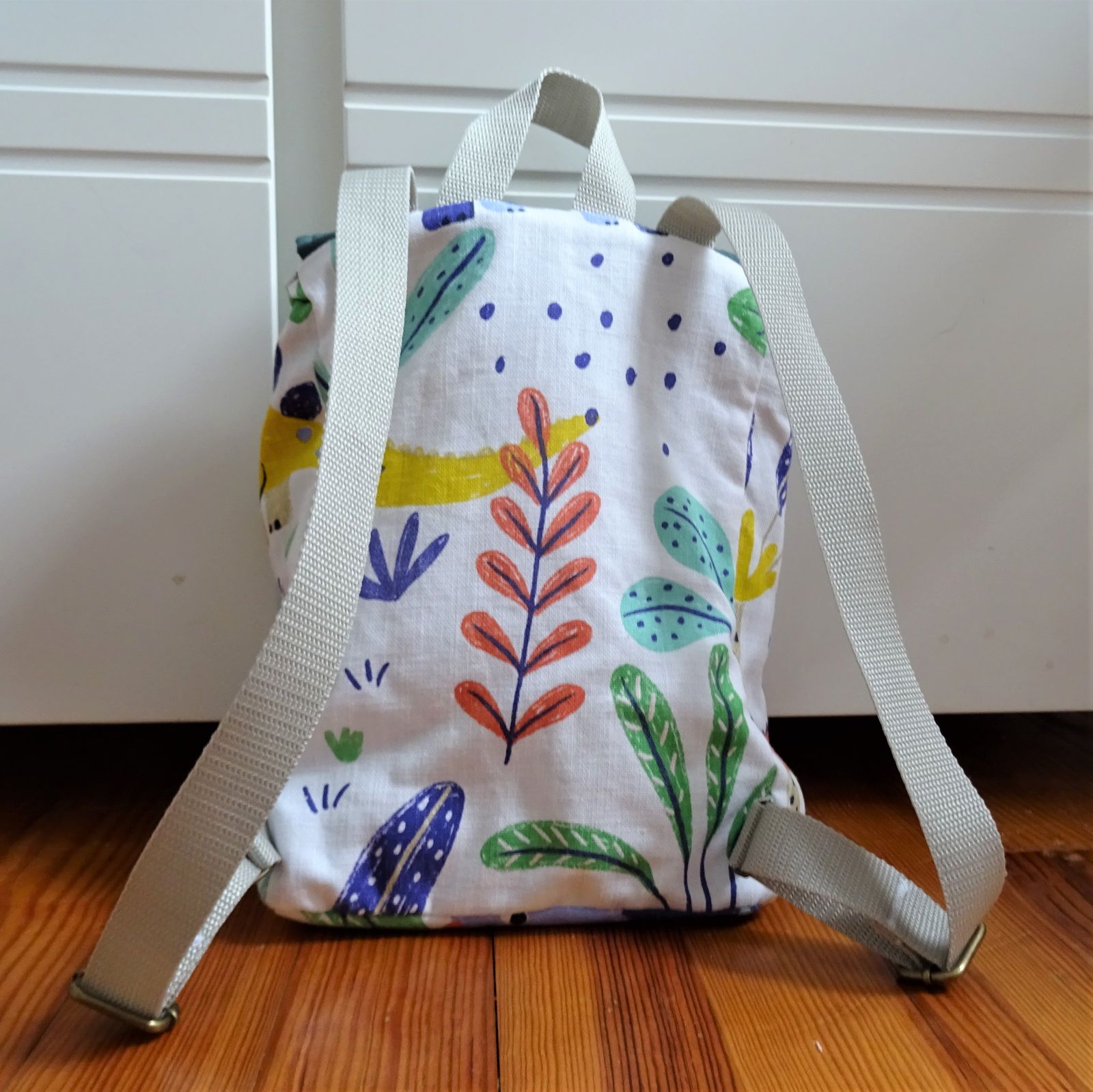 sac-dos-maternelle-garçon-dinosaures-vert-blanc-dos