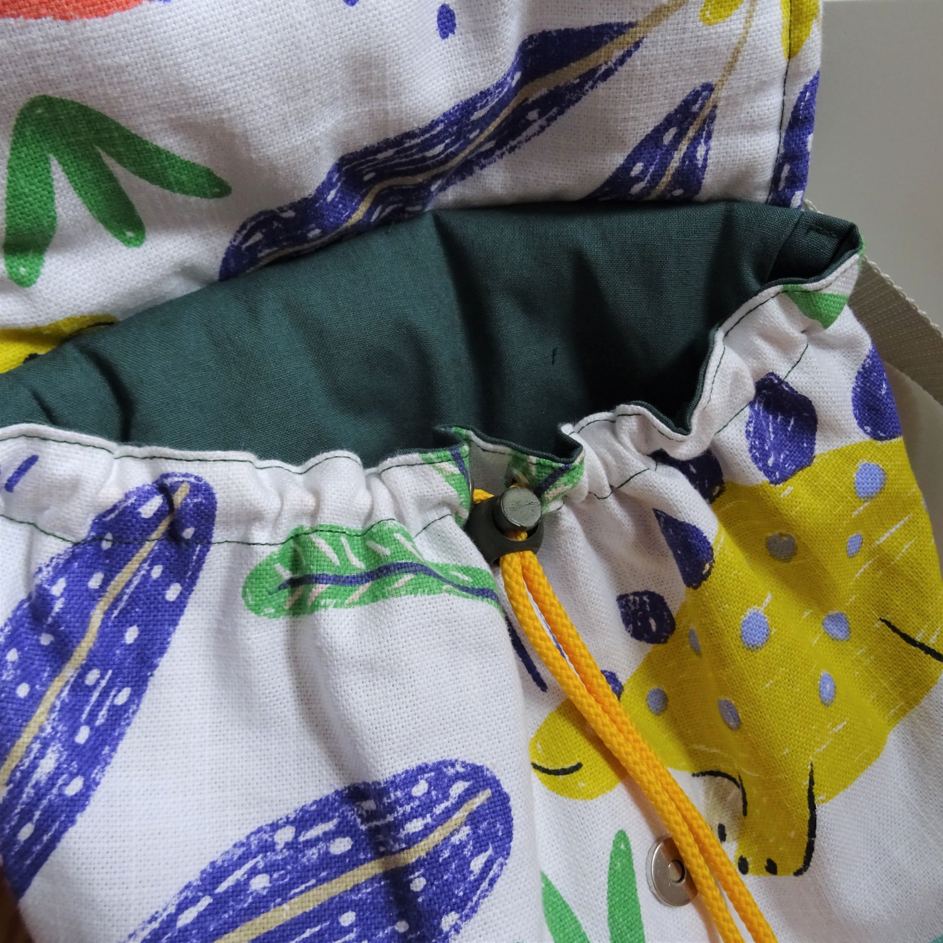 sac-dos-maternelle-garçon-dinosaures-vert-blanc-ouverture